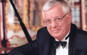 Знаменитый композитор Раймонд Паулс назвал «больным» пожаловавшегося на его русский латыша