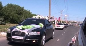 Cвадебный кортеж чуть не сделал 2 аварии на встречной полосе