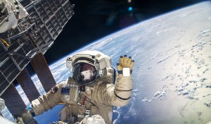 Российские космонавты успешно завершили выход в открытый космос