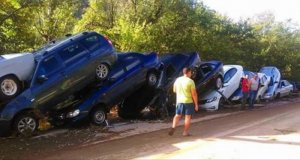 Селевой поток снес полтора десятка автомобилей на трассе Грушевка – Судак