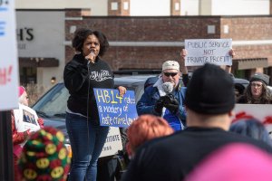 Белые! Отдайте нам вашу землю!