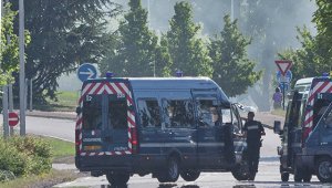 В Марселе автомобиль въехал в автобусные остановки