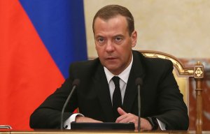 Медведев потребовал не допускать резких скачков цен на рыбу в России