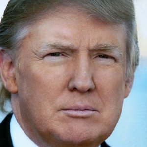 Трамп ретвитнул серию из четырех коллажей на тему солнечного затмения, чёрного Обамы и белого Трампа