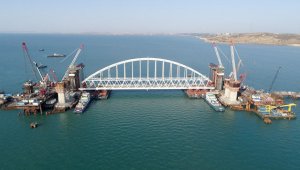 Строители моста в Крым начали подъем арки на фарватерные опоры