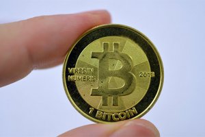 «Смеюсь над идиотами, которые носятся с Биткоинами. Это абсолютно бесполезная пустышка...»
