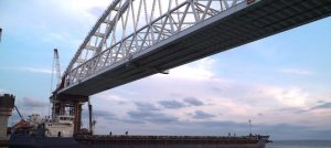 Под аркой Крымского моста прошло первое судно