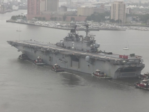 Десантные корабли Hampton Roads-based USS Kearsarge и USS Oak Hill выйдут в море чтобы оказать помощь терпящим бедствие вдоль побережья Техаса и Луизианы