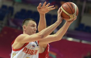 Российские баскетболисты обыграли сербов, одержав вторую победу на чемпионате Европы