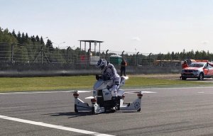 В России провели первые публичные испытания летающего мотоцикла