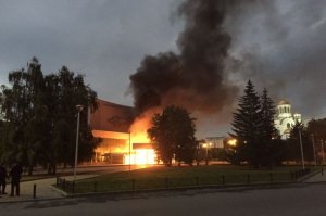 В Екатеринбурге набитый газовыми баллонами «УАЗ» врезался в кинотеатр