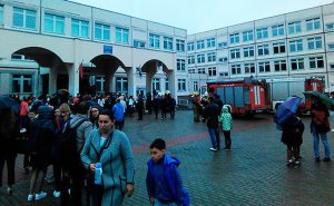 В школе в подмосковной Ивантеевке ученик открыл стрельбу в классе.