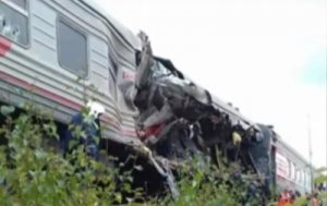 Около Нижневартовска грузовик врезался в пассажирский поезд: 17 пострадавших