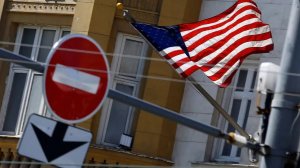 Лавров пригрозил США новым сокращением количества дипломатов (В МИД РФ рассказали о намерении привести к полному паритету число дипломатов в двух странах)