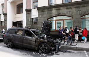 "За Матильду гореть". Возбуждено уголовное дело по факту поджога автомобилей у офиса адвоката Учителя