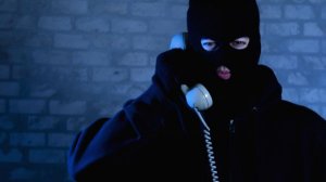 В крупных городах по всей России из-за анонимных звонков эвакуируют школы, вузы, вокзалы и торговые центры