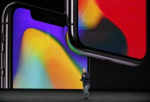 Apple представила "безрамочный" телефон iPhone X