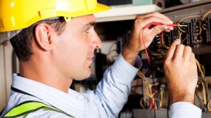 Электрики в Великобритании получают по 156 тысячам фунтов стерлингов (12 млн руб.)  в год из-за нехватки рабочих