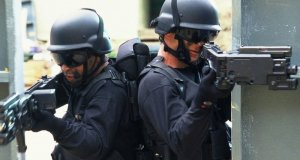 Как стреляют из-за угла в современных спецслужбах.   CornerShot — не единственное изобретение, позволяющее выстрелить из укрытия