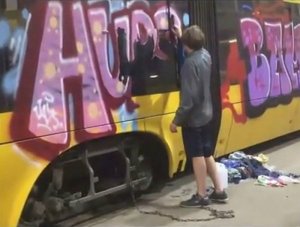 Машинисты в Польше приковали украинца цепью и заставили 9 часов отмывать трамвай, который он изрисовал граффити.