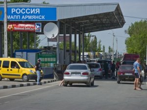 ФСБ: Украинцы продолжают ехать на отдых в Крым и после курортного сезона