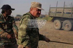Незадолго до гибели генерал-лейтенант Валерий Асапов сфотографирован на передовой вблизи Дэйр-эз-Зора на берегу Евфрата