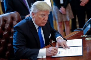 Трамп продлил запрет на финансирование культурных обменов с Россией