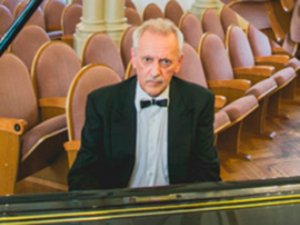 Солист иркутской филармонии Михаил Клейн умер на концерте за роялем во время исполнения своей джазовой фантазии "Это все Россия"