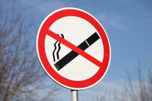 С 14 октября курить на улице будет запрещено