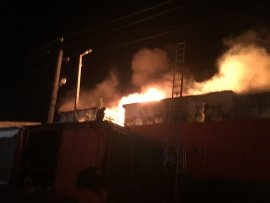 В Ростове-на-Дону горит торговый павильон площадью 1200 квадратных метров