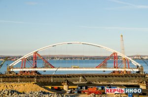 Автомобильная арка Керченского моста в ожидании встречи с железнодорожной