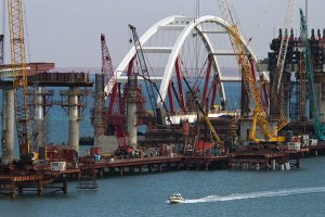 Автодорожная арка Крымского моста поднята на опоры