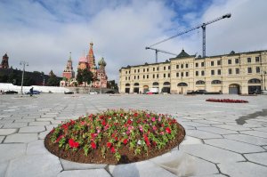 Варианты застройки Зарядья: Газоны-осьминоги, дворцы для кротов и сады на «летающих тарелках» (статья от 31.03.2012). Выбрали "тарелку"......