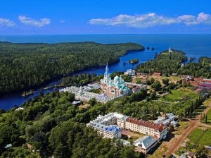 Валаамский монастырь объявил «нежелательным» присутствие на острове участников блог-тура «Валаамский архипелаг: люди, государство, РПЦ». Их выселили из гостиницы