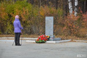 [«Моя милка-некрофилка так и скачет по гробам»] «Почему дети должны гулять рядом с имитацией могилок?»  В парке Маяковского устроили подобие кладбища