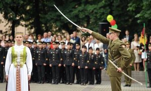 Литва беднеет, но вооружается