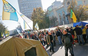 Украинский спецназ предпринял штурм палаточного городка у Верховной рады  (В результате стычки есть раненые)