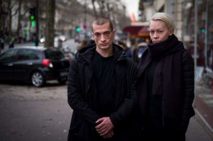 Российский художник-акционист Петр Павленский и его гражданская жена Оксана Шалыгина помещены во Франции под стражу в ожидании суда