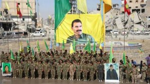 Сирийские курды вывесили в Ракке огромный в транспарант с изображением Абдуллы Оджалана, который содержится в турецкой тюрьме