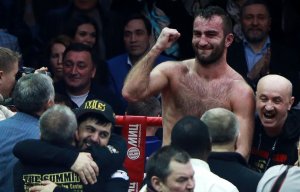 Гассиев нокаутировал Влодарчика в 1/4 финала Всемирной суперсерии бокса