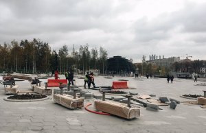 В «Зарядье» начали менять плитку
