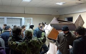 (Майдан forever) - Сторонники главы ОУН Коханивского забаррикадировались в районном суде, учинив там погром (видео впечатляет)