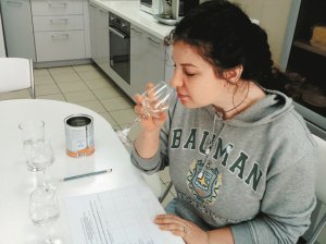 [«Ключница водку делала?»] Какая водка опаснее? Эксперты сравнили образцы из сельпо и супермаркета и выяснили, что шанс отравиться «огненной водой» примерно одинаков