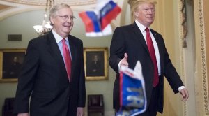 Трампа закидали российскими флажками в Сенате