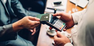 (Мнение) Безналичные платежи  скоро спровоцируют конфликт между преступными гражданами и законопослушными