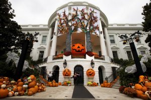 В Белом доме на Хэллоуин выставят тыквы с портретами бывших президентов США
