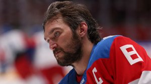 Хоккеист Александр Овечкин подарил теплые вещи бездомному на улице