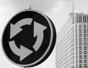 Медведев изменил очередность проезда при круговом движении