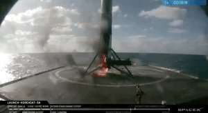 Первая ступень ракеты Falcon 9 загорелась после посадки на плавучую платформу