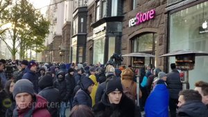 Из-за очереди за iPhone X на Тверской образовалась пробка